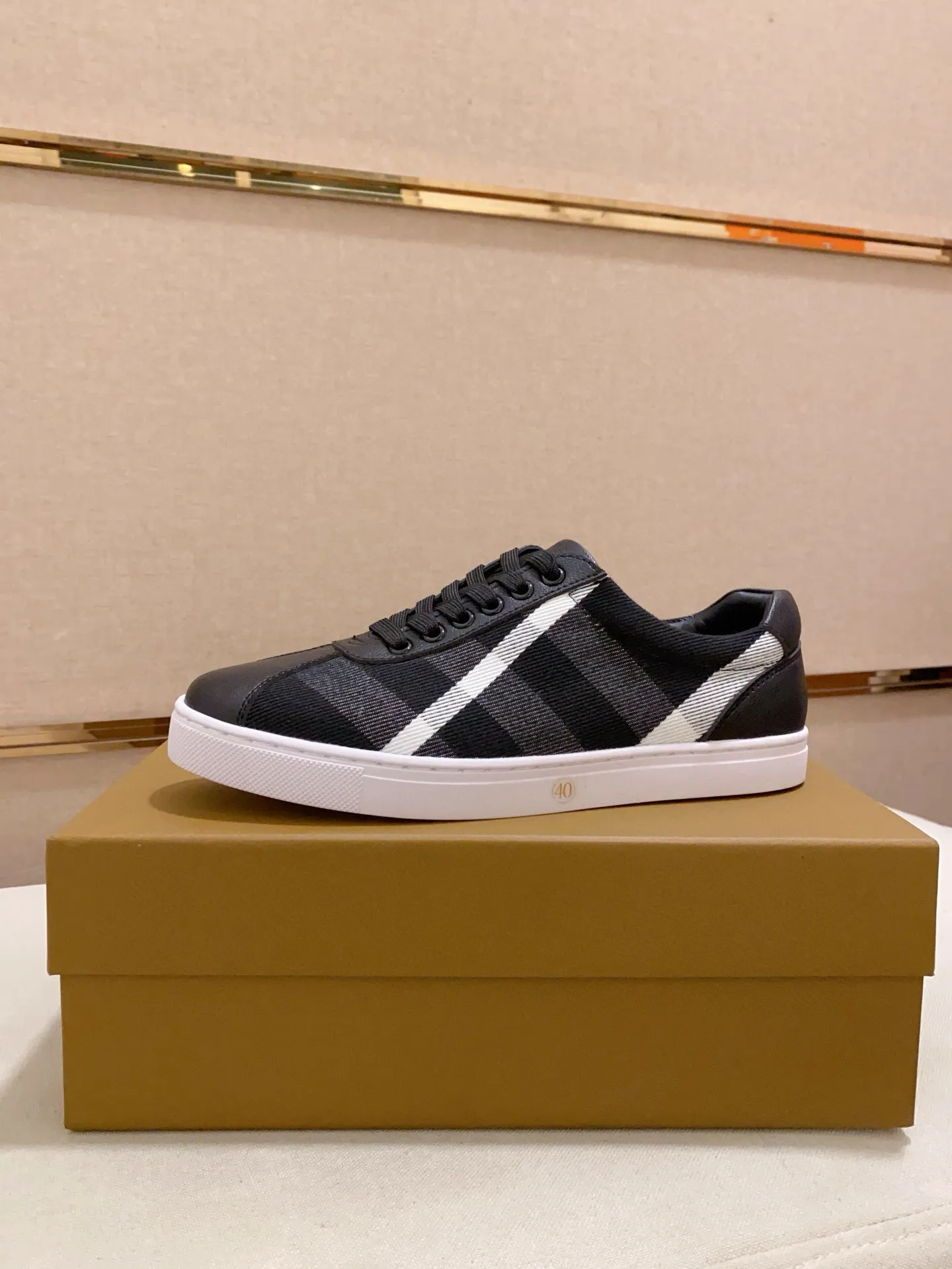 Men's shoes 💰: 400💰🥳◾️▫️The new Burberry men's classic low-top sneakers are reinterpreted with Vintage retro plaid cotton material and calfskin, decorated with a new brand logo. First-layer sheepskin lining, embossed Burberry logo on the heel, and original TPU outsole! Code number: 38-44. Can be customized45